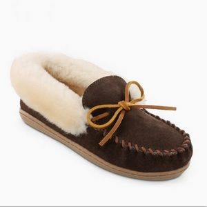 LIKE NEW Alpine faux Sheepskin Moc